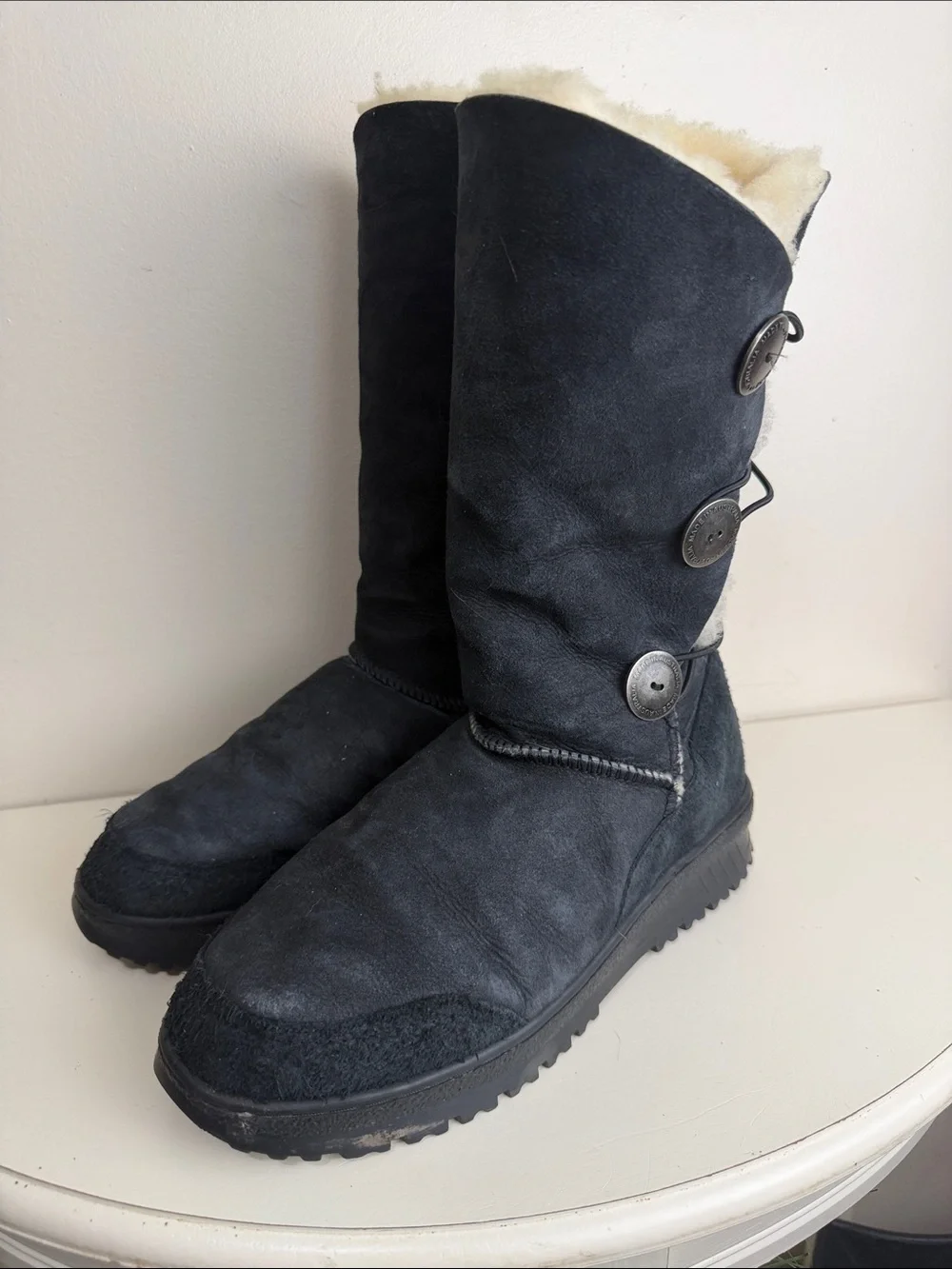 (2290) Sheepskin Downunder Black Tidal Lined Button Winter Boots, Size: 8M/10